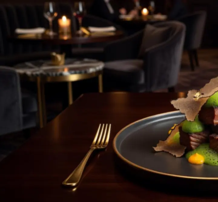 Gourmet fogás elegáns tálalásban a lounge különtermében.