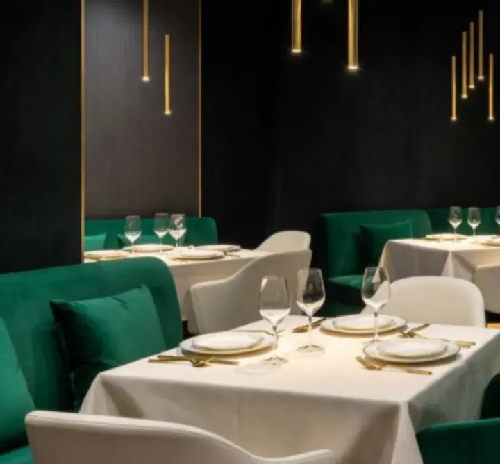 Meleg, elegáns belső tér emerald zöld és arany részletekkel