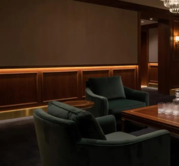 Privát, exkluzív VIP lounge félhomályos, elegáns belső térrel.
